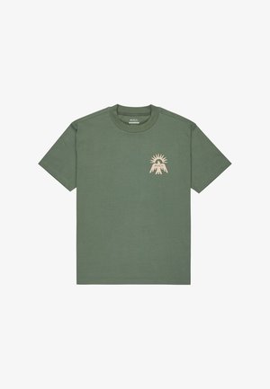 Groene katoenen T-shirt met korte mouwen, met een beige berg- en zonafbeelding op de linkerborst. Klassieke ronde hals, normale pasvorm.