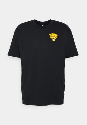 Zwart katoenen T-shirt met korte mouwen en een ronde hals; met een gele afbeelding van een leeuwengezicht op de linkerborst.