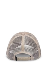 Gorra trucker de malla beige con parte superior redondeada, cierre trasero ajustable y parche de logo incrustado en el lateral.