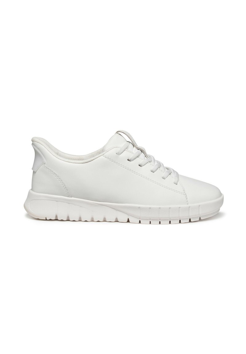 Scarpe sportive bianche con tomaia in pelle liscia, punta arrotondata, sei asole per i lacci e suola in gomma texturizzata con scanalature.
