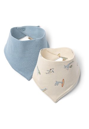 Dwa dziecięce śliniaczki w stylu bandany, jeden niebieski z cienkimi białymi paskami, drugi beżowy z wesołymi ilustracjami rekinów, oba zapinane na zatrzaski.