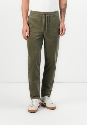 Pantalons en velours côtelé vert olive avec une taille élastique et un cordon de serrage, présentant une coupe droite et une texture ribbed verticale.