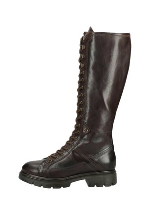 Botte haute en cuir marron foncé avec laçage à l'avant, œillets métalliques et semelle épaisse en caoutchouc noir, vue de côté sur fond blanc.