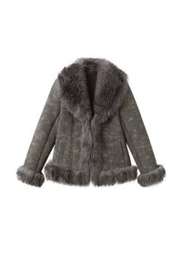Chaqueta de ante gris con grueso y esponjoso forro de piel en el cuello, los puños y el borde, con mangas largas y bolsillos frontales.