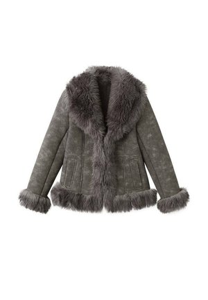 Chaqueta de ante gris con grueso y esponjoso forro de piel en el cuello, los puños y el borde, con mangas largas y bolsillos frontales.