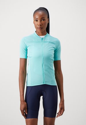 Kurze Fahrradtrikot in Hellblau mit einem Frontreißverschluss und strukturiertem Stoff, kombiniert mit dunkblauen Fahrradhosen mit gepolsterter Sitzfläche.