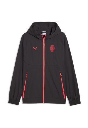 Schwarze Kapuzenjacke mit Reißverschluss, rotem Reißverschluss, rotem Puma-Logo auf der rechten Brust und AC Mailand Wappen auf der linken Brust.