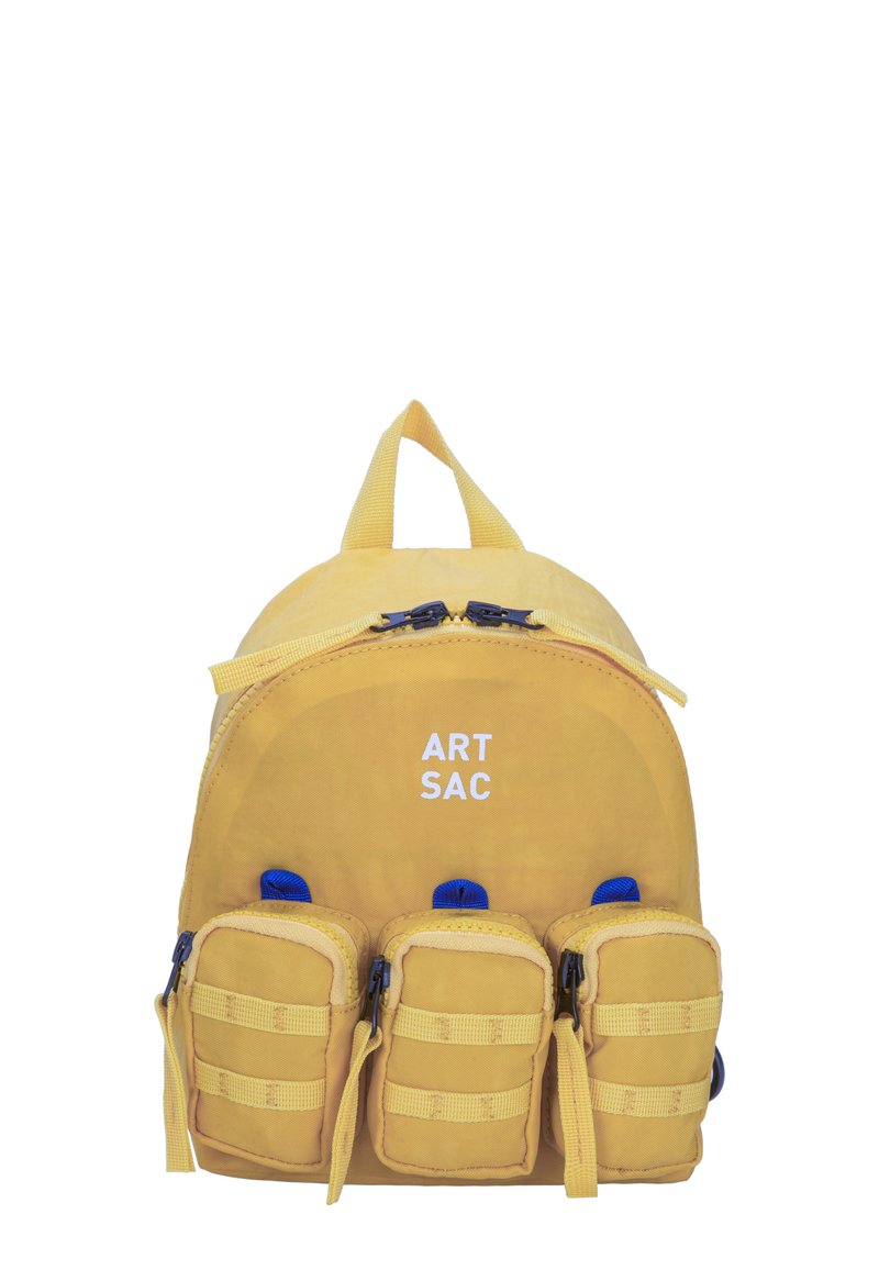 Zaino giallo con svariati scomparti, tasche anteriori e cerniere blu. Caratteristiche includono una maniglia superiore e il testo "ART SAC" sulla parte anteriore.