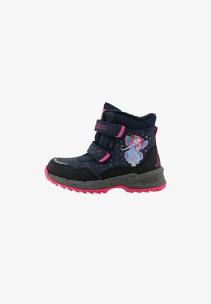 Botas de tobillo negras y rosas con correas de velcro y un diseño de hada. Parte superior texturizada con un collar acolchado y una suela de goma.