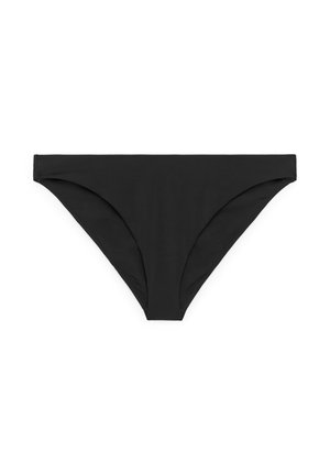 Czarne majtki bikini z niskim stanem, wykonane z gładkiej, prostej tkaniny, wyłożone płasko na białym tle.