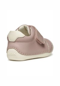 Scarpa in pelle rosa con suola bianca, dotata di una fibbia in Velcro e cuciture a contrasto. Punta tondeggiante e superficie liscia. Marchio visibile sul tacco.