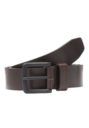 Ceinture en cuir marron avec une boucle en métal noir mat, présentant une texture lisse et une extrémité effilée. Comprend des détails de couture simples.