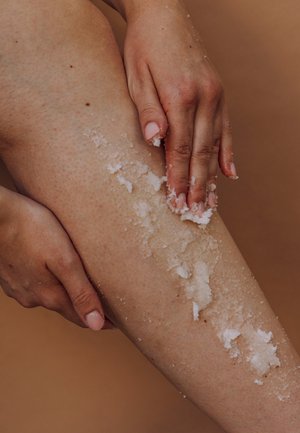 Rankning 15: JUNGLÜCK - MAGNESIUM BODY PEELING - MIT ZUCKER- UND MAGNESIUMKRISTALLEN - Kroppsexfoliering