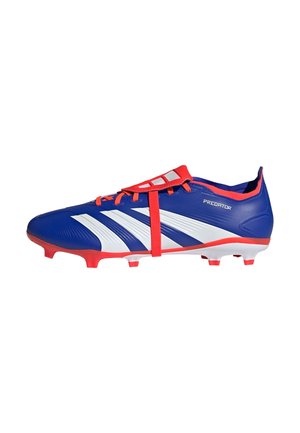 Crampons de soccer bleus avec des rayures blanches, des accents rouges, des pointes en caoutchouc et une surface texturée. Présente un système de laçage et un talon renforcé.