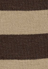Gestrickter Stoff mit abwechselnd dunkelbraunen und hellbeigen horizontalen Streifen, der eine gerippte Textur und ein konsistentes Muster zeigt.