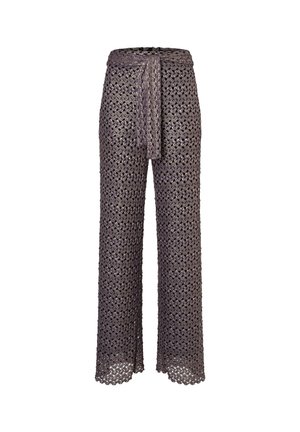 Bruine gehaakte broek met wijde pijpen en een gebreide riem die in een strik om de taille is gebonden, met een semi-transparant opengewerkt patroon door het hele kledingstuk.