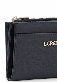 Dunkelblaues Lederportemonnaie mit strukturiertem Finish, silberner Hardware und mehreren Kartenfächern sowie einem Reißverschlussfach oben.