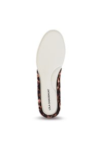 Plantilla de leopardo con bordes negros, textura de tela suave y fondo blanco. Presenta la marca "LOLA CASADEMUNT" en la plantilla.