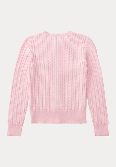 Rosa strikkegenser med ribbestruktur, med rund hals og lange ermer. Designet inkluderer vertikale flettestrikk detaljer.