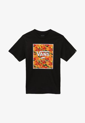 Sort Vans t-shirt med et centralt firkantet grafisk motiv i rød, orange og gul camouflage og hvid Vans-logo med skateboard og slogan "Off The Wall".