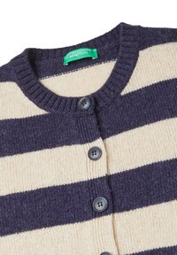 Cardigan con bottoni a righe viola scuro e crema, trama a maglia, scollatura rotonda e bottoni scuri. Etichetta visibile sul colletto.