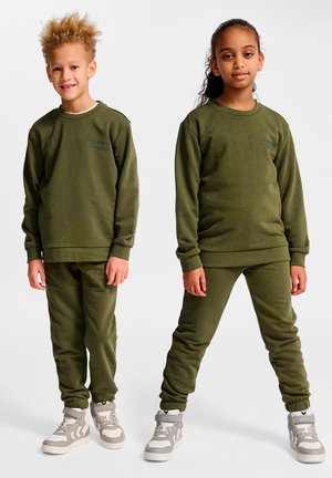 Groene katoenen sweater en joggingbroek set voor kinderen, voorzien van geribbelde manchetten, een ronde hals en zijzakken, gecombineerd met grijze sneakers.