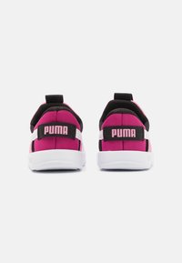 Puma COURTFLEX V3 SLIPTECH UNISEX - Cestná bežecká obuv - mauved out/white