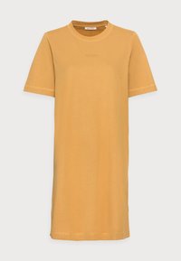 Vestido casual de color mostaza, de manga corta y longitud hasta la rodilla, con escote redondo y texto de logo sutil centrado debajo del cuello.