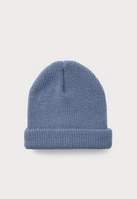 Blå strikket beanie-hat med en foldet kant, vist fladt på en hvid baggrund.