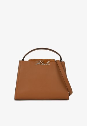 Pruun nahklike käekott, millel on struktureeritud disain, silmapaistev kullavärvi logo, külgkäepide ja eemaldatav õlavööt.