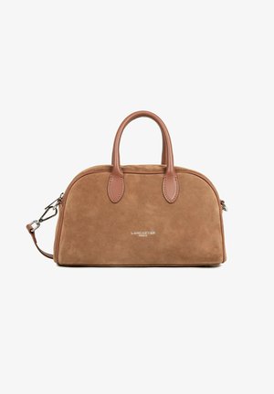 Sac à main en daim marron avec dessus arrondi, poignées en cuir, bandoulière amovible et logo "Lancaster Paris" à l'avant.