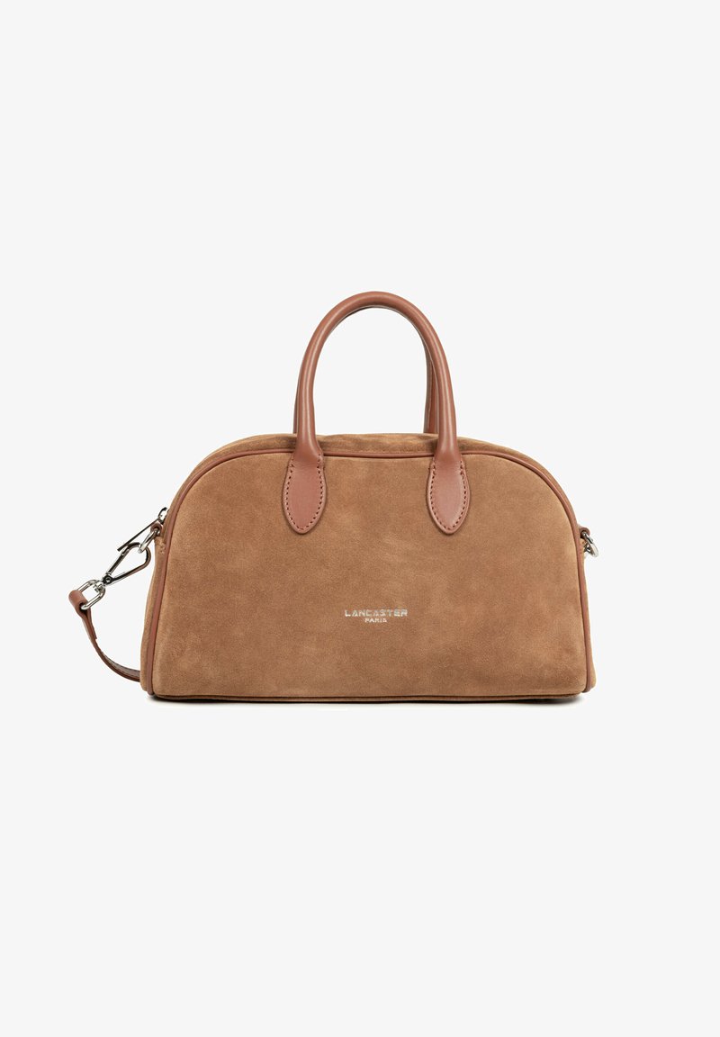 Sac à main en daim marron avec dessus arrondi, poignées en cuir, bandoulière amovible et logo "Lancaster Paris" à l'avant.