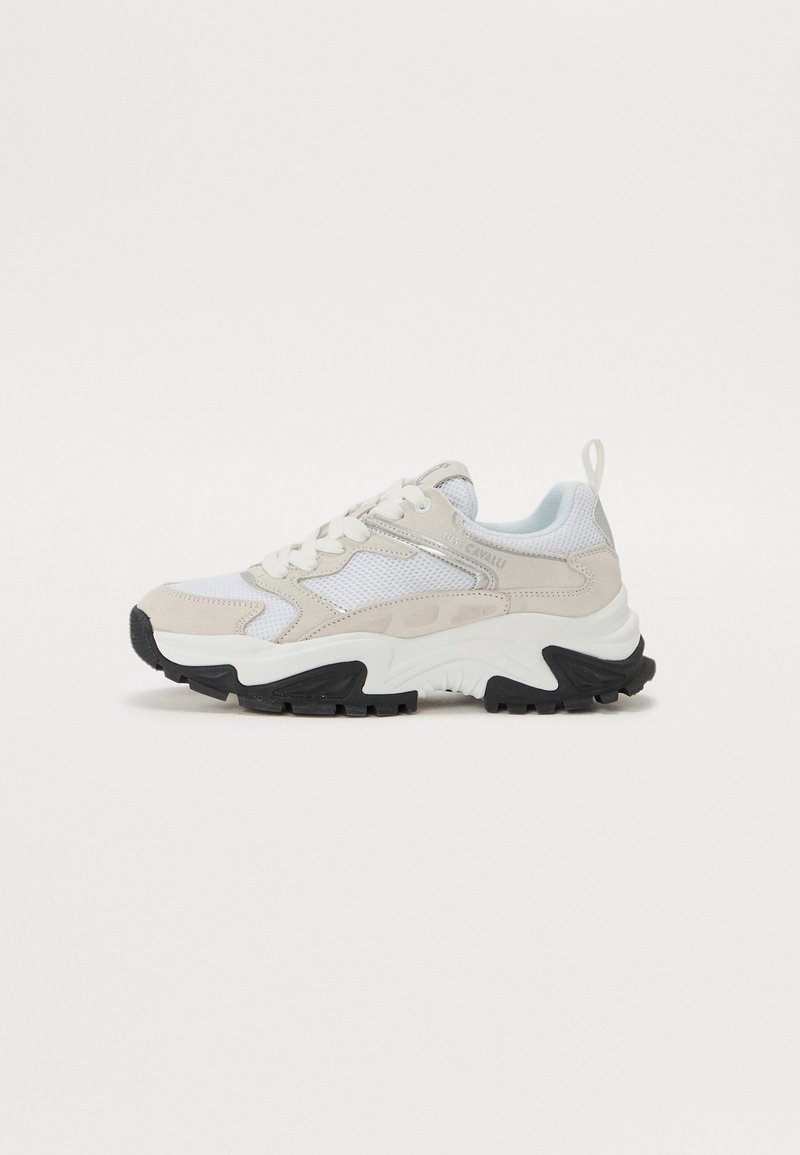 Sneaker chunky con tomaia in mesh bianco e suede grigio chiaro, suola in gomma nera e punta rotonda, dotate di chiusura con lacci e linguistiche posteriori.