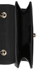 Svart läderclutch med guldfärgad hårdvara, som har en slät yta och ett mjukt tygfodrat inre. Den öppna designen avslöjar två fack.