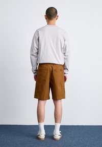 Nike Sportswear CLUB - Šortky - parachute beige