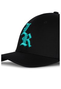 Gorra negra con un diseño estructurado, que presenta un logo bordado en turquesa en la parte frontal. Tejido suave con una textura ligeramente elevada.