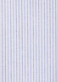 Tissu blanc avec des fines rayures verticales bleu clair et bleu foncé uniformément espacées.