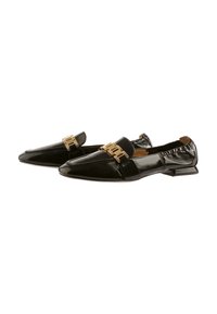 Mocassins en cuir verni noir avec des accents en matériel doré, bout pointu, petit talon carré et ouverture élastique pour un enfilage facile.