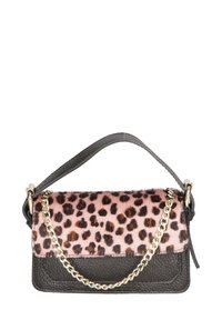 Borsa a tracolla con stampa leopardata, parte superiore in pelliccia rosa, parte inferiore in pelle nera e tracolla in catena dorata. Presenta una chiusura decorativa e una finitura testurizzata.