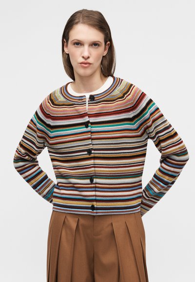 Πολύχρωμη ριγέ ζακέτα από ύφασμα πλεκτό ριμπ, με στρογγυλεμένο λαιμόκοψη, κλείσιμο με κουμπιά και μαύρα κουμπιά.