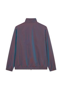 Lätt, iriserande vindjacka i lila och teal, med ståkrage och elastisk nederkant, featuring långa ärmar och ingen synlig hårdvara.