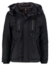 Sort vinterjakke med flere lynlåslommer på brystet og i siden, høj krave og polstret hætte.