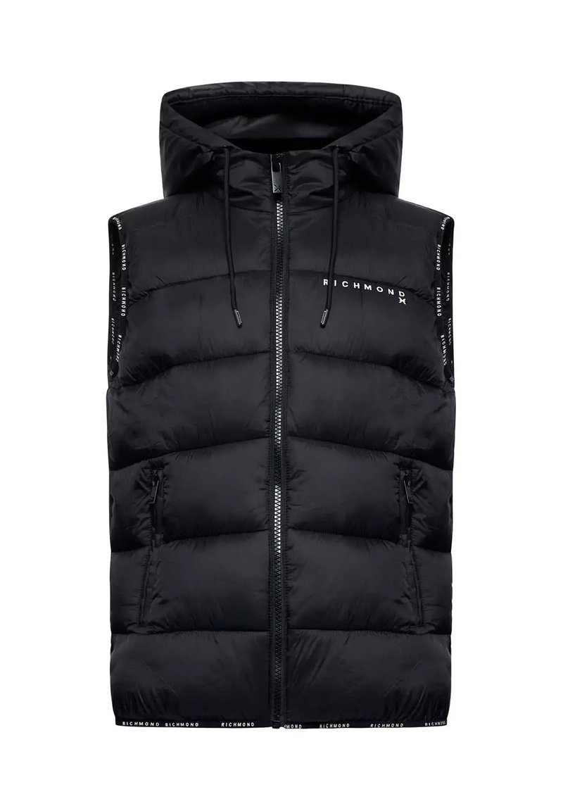 Gilet rembourré noir avec capuche, fermeture éclair à l'avant, poches latérales, bande de marque le long des emmanchures et une texture lisse et brillante.