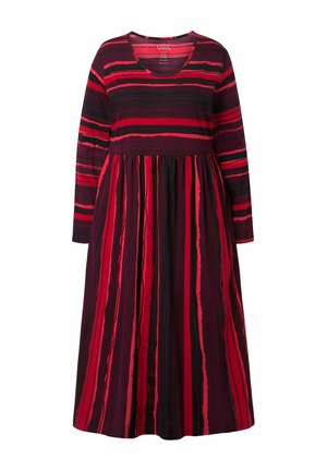 Robe à manches longues en tissu extensible, présentant des rayures horizontales rouges et violettes foncées, avec une jupe évasée et un col rond.