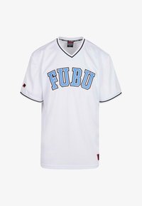 Jersey de malla blanca con escote en V, con letras azules "FUBU" en el pecho y ribete negro en el collar y las mangas.
