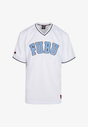 Valge võrkpaita, millel on V-kaelus, sinine "FUBU" kiri rinnal ja must ääris kaeluses ja varrukatel.