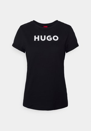 Zwart T-shirt met korte mouwen en witte "HUGO" tekst in het midden van de borst, met een ronde halslijn en een slanke pasvorm.