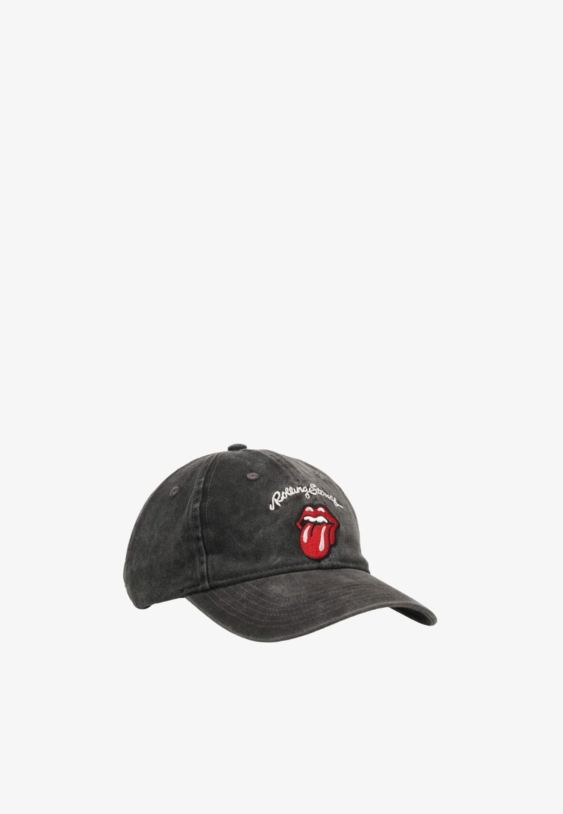 Casquette de baseball noire avec bords retroussés, avec un logo langue rouge et une broderie de texte "Rolling Stones" à l'avant.