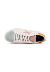 Sneaker bianco con punta in suede testurizzato azzurro chiaro e un accento rosa di lato; presenta lacci bianchi e un dettaglio arancione sul tallone.