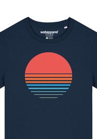 Navyblaue Baumwoll-T-Shirt mit einem grafischen Design einer roten Sonne, die von horizontalen Streifen in Orange, Blau und Grün umgeben ist. Runder Ausschnitt.